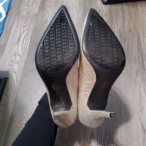 Size 8 Michael Kors gold heels - Picture 5 of 5